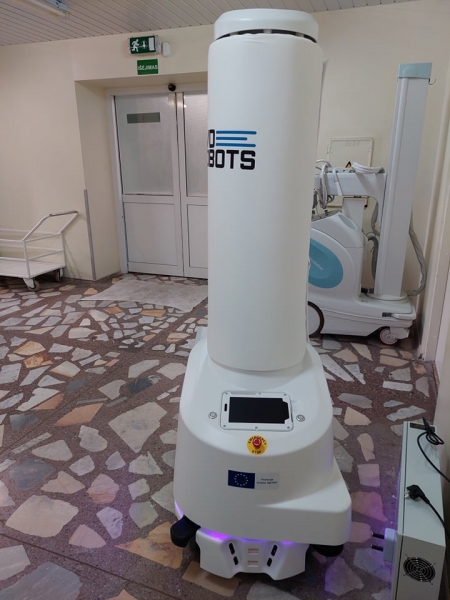Ligoninės operacinėje jau mėnesį dirba patalpas dezinfekuojantis robotas