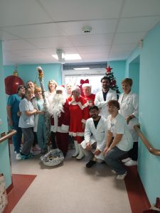 Kasmetinę tradiciją puoselėjant: Kalėdų Senelis ant kojų ir vėl sukėlė… Kėdainių ligoninę