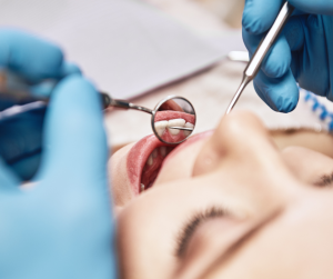 Darbą pradeda burnos higienistė