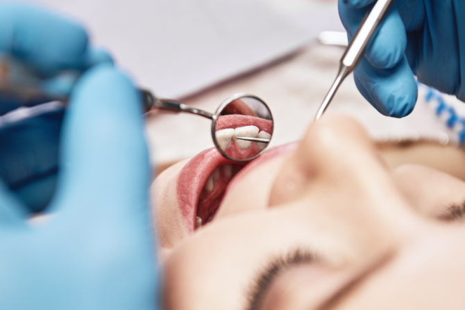 Darbą pradeda burnos higienistė